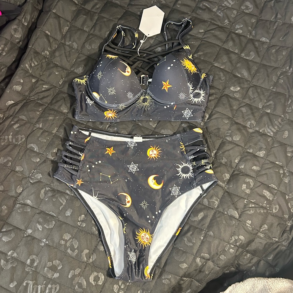 Bikini - Picture 3 of 5